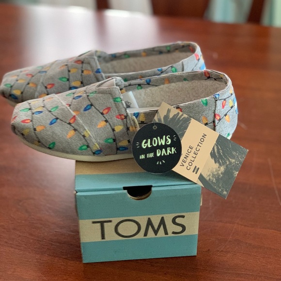 Toms Shoes - NWT Toms Classic Tree Lights Print